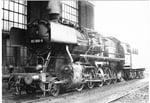 Die Güterzug-Dampflokomotive BR 051 858-9 neben der Lokomotivhalle des BW Haltingen, 1971 