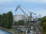 Der SILAG-Kran vom St.Johann-Hafen am neuen Standort - leider auf der anderen Seite des Rheins und umfunktioniert zu einem «Party-Schuppen», September 2017