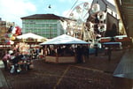 Ein schönes Bild von der über 500-jährigen Tradition der Herbstmesse Basel auf dem Barfüsserplatz mit dem Riesenrad, 1971