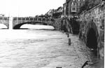 Die Schifflände mit Blick gegen die Mittlere Brücke beim Hochwasser 1970