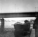 Die Dreirosenbrücke auf der Kleinbasler Seite mit dem Arbeitsschiff «Marie-Louise», 1970