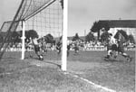 Der FCB-Torhüter Paul Wechlin während des Spiels FC Basel - FC Zürich (2:2) im Stadion Landhof im Juni 1943