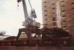 Dieser Kran wurde einige Jahre nach diesem Foto mit den Farben des FCB angemalt. Rechts die alte Fahrban eines abgebrochenen Krans. 1974