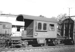 Der bekannte SBB-Güterzug-Begleitwagen im Rangierbahnhof Muttenz, 1971