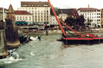 Die Bergung der «Corona» an der Mittleren Brücke durch das speziell von Deutschland hergeholte starke Kranschiff "Korsar", 1984