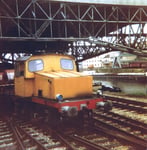 Eine Rangier-Diesellokomotive im Hafenbecken 2 vor der Kohlen-Abfüllanlage der Kohlenversorgungs AG, 1978