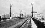 Die Fahrbahn der Johanniterbrücke mit einem Tram der sinnvollen Ringlinie 2 im Jahre 1962 (leider wurde der Trambetrieb mit dem Bau der neuen Brücke aufgehoben)