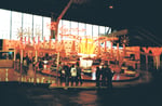 Die schnelle Bahn "Calypso" während der Basler Herbstmesse in der Halle 6, 1984