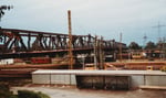 Die Autobrücke in Weil mit den Bahnanlagen am Bahnhof, November 1982