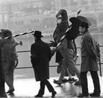 Vogel Griff 1959,  Der Vogel Gryff und der Leu begrüssen den Wilden Mann, der vom Floss steigt