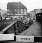 Der Einsturz der Wiesenbrücke (Eisenbogenbrücke) durch eine falsche Manipulation eines Arbeiters,  Blickrichtung Kleinhüningen, 5.Dezember 1960