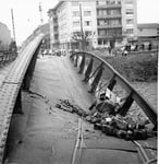 Die eingestürzte Wiesenbrücke (Eisenbogenbrücke) mit Blick Richtung Kleinhüningerstrasse, 5.Dezember 1960 (durch ein Missverständnis durchtrennte ein Arbeiter den tragenden Brückenbogen, statt des Geländers)