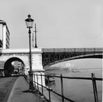 Der Grossbasler Brückenkopf der ästhetisch schönen Johanniterbrücke, im Hintergrund der St.Johann-Hafen, 1960