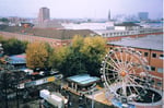 Die Herbstmesse mit der Bahn «Enterprise» (rechts) auf dem gesamten Messeplatz der Mustermesse, 1987