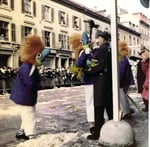 Die Fasnacht 1965 in der Clarastrasse beim Fasnachtscomité vor der Polizeikaserne.
