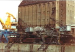 Blick auf das berühmte und schöne Bernoulli-Silo mit den Kranen 1 + 2 der Schweizerischen Reederei im Hafenbecken 1, 1983