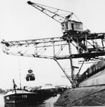 Der Klybeck-Hafen mit dem grossen Kran der Rheinischen Kohlenumschlags AG, 1959
