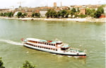 Das grosse, schöne und elegante zweistöckige BPG-Personenschiff «Rheinfelden» von der Pfalz aus aufgenommen, 1980