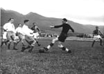 Der FCB-Torhüter Paul Wechlin pariert ein Schuss während des Fussballspiels Grenchen - FC Basel (2:1) im April 1943