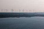 Windpark Klettwitz (55 Räder)  und Bergheidersee, dessen Name an das devastierte Dorf Bergheide erinnert