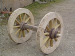 Roues médiévales sans fer avec essieu en bois