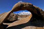 Blick von den Alabama Hills zum Mt. Whitney, Lone Pine, Kalifornien