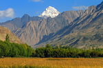 Felder in der Nähe von Yamg, Taschikistan; im Hintergrund die Berge des Hindukusch in Afghanistan