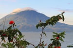 Lago Atitlan mit Vulkan Toliman, Guatemala