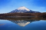 Vulkan Parinacota (6.348 m) mit Lago Chungara,  Nationalpark Lauca, Chile 