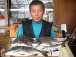 ８月２０日　ダゴチン釣りで宮村さん　チヌ４０．５㎝～３８㎝を３匹　アジ２６㎝１匹