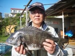 ４月２８日　磯から合林さん　良型チヌ４９㎝
