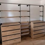 Offener Kleiderschrank aus Rohrem mit integrierten Kommoden