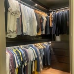 Begehbarer Kleiderschrank aus Rohren