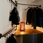 Garderobe in Nische aus Rohren ohne rechten Winkel