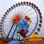 Das Riesenrad mit Ballons.
