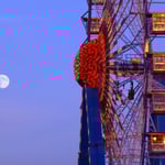 Das Riesenrad und der Mond.