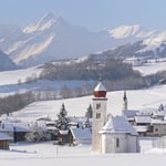 Dorf Degen, im Hintergrund Pez Terri