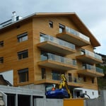 Südfassade mit Balkonverglasungen.