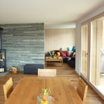 Wohnbereich OG mit Fensterfront.