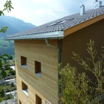 Holzfassade fertig, Ostseite.