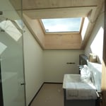 Dusche in der Galerie DG mit Dachlukarne.