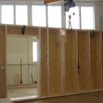 Elemente werden im Betrieb produziert.