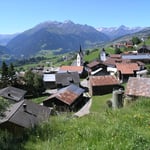 Dorf Morissen, im Hintergrund Pez Ault Massiv