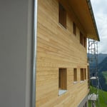 Westfassade oberer Teil aus Holz.