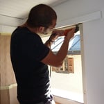 Bruno bei Fenstermontage