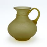 Einhenkelkanne aus maisgelbem Glas. Halspartie mit Zierfäden umlegt. Aufgesetzter Henkel.  2. Jh.n.Chr.  Fundort: unbekannt in Köln  Inv. Nr. 5959  Höhe ca 150 mm  Gefäß Nr. 256