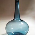 Kugelflasche aus kobaltblauem Glas mit konisch verjüngtem Röhrenhals.  Persien 17.-18. Jh.  Inv. Nr. F 84  Höhe ca 230 mm  Gefäß Nr. 501
