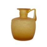 Fasskanne aus maisgelbem Glas mit stark geprägtem Bandhenkel und umlaufenden Schliffrillen.  70-200 n.Chr.  Fundort: Mélos,  Original: British Museum, London,  Höhe ca 110 mm  Gefäß Nr. 918