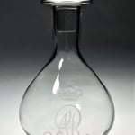 Karaffine mit Hängestopfen und gekröntem Mongramm AR  Höhe ca  210 mm  Volumen ca 0,75 l  Gefäß Nr. 632