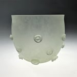 Großer Nuppenbecher mit leichter Einschnürung unterhalb des Mundrandes. Entfärbtes Glas mit aufgesetzten farblosen Nuppen.  4. Jh.n.Chr.  Fundort: Köln  Inv. Nr. 752  Höhe ca 105 mm  Gefäß Nr. 200